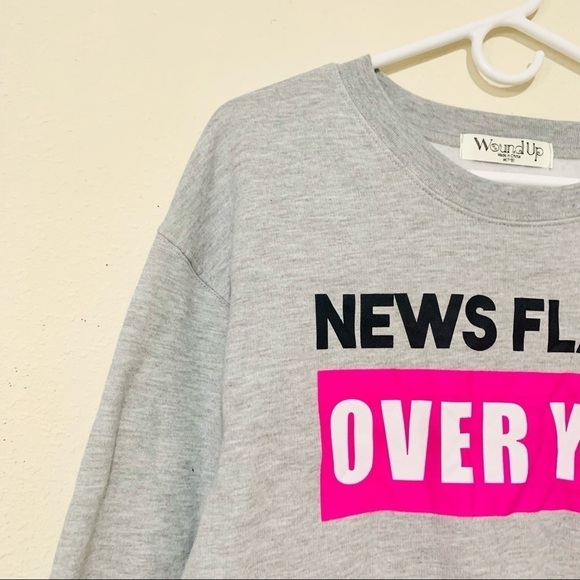 NWT WOUND UP NEWS FLASH OVER YOU SWEATSHIRT M - Picture 5 of 9